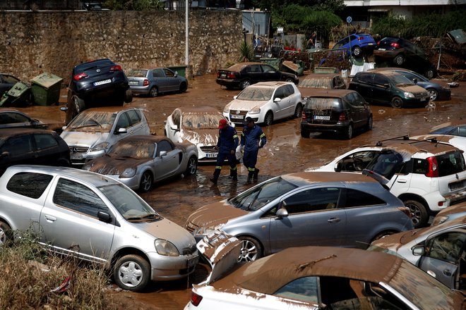 Po požarih so predmestje Aten prizadele poplave. FOTO: Costas Baltas/Reuters