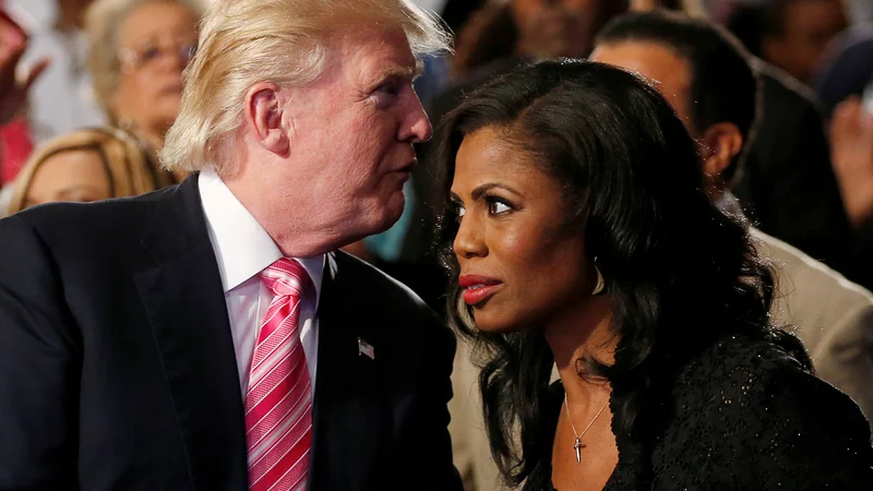 Fotografija: Trump se je Omorosi zahvalil za njeno delo v Beli hiši, ko jo je zapustila decembra lani. Ko na police pride njena knjiga, verjetno ne bo tako prijazen. FOTO: Carlo Allegri/Reuters