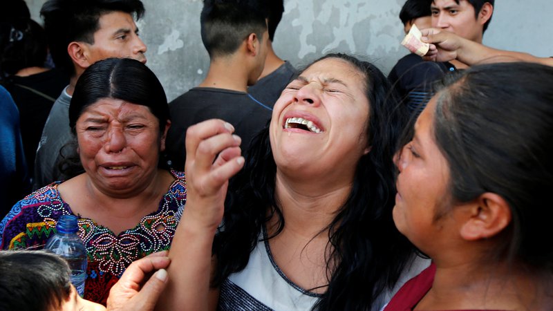 Fotografija: Maria del Carmen Tambriz iz Gvatemale se je domov vrnila brez svoje hčerke, od katere so jo ločili ob nezakonitem vstopu v ZDA. FOTO: Luis Echeverria/Reuters