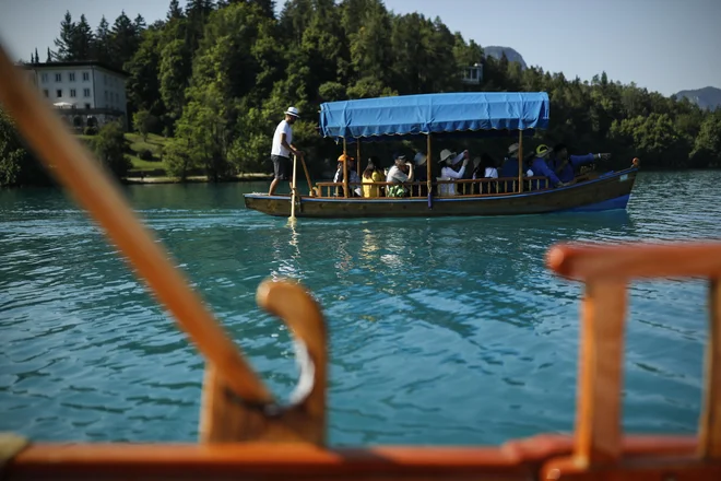 14 evrov stane vožnja s pletno na Blejski otok in nazaj. FOTO: Uroš Hočevar/Delo