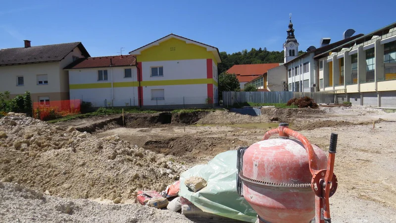 Fotografija: Zaradi katastrofalnih prostorskih razmer v ižanski osnovni šoli je tamkajšnja občina začela graditi šolski prizidek. FOTO Bojan Rajšek
