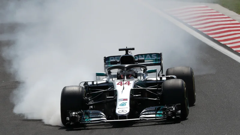 Fotografija: Mercedesov dirkač Lewis Hamilton se že zelo veseli izziva, ki ga čaka na Hungaroringu. FOTO: AFP