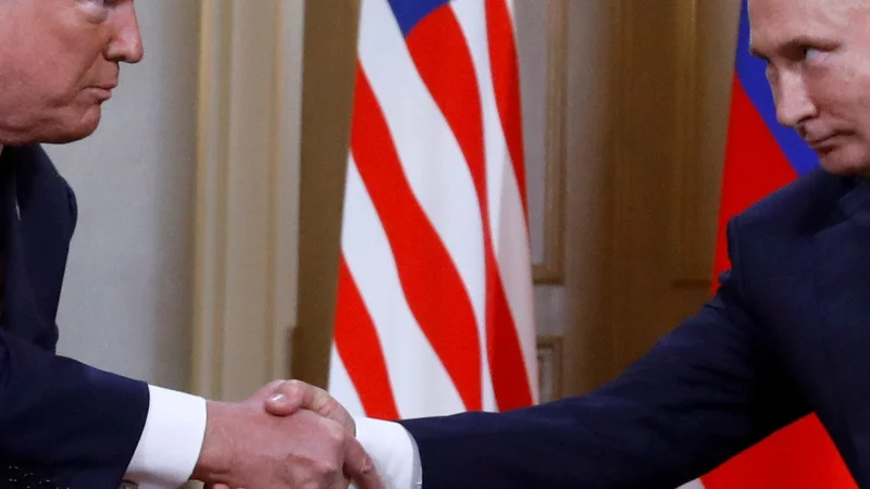 Fotografija: »Želi se srečati in jaz sem pripravljen,« je dejal Putin glede Trumpa, a poudaril, da bodo pred tem morali biti izpolnjeni določeni pogoji. FOTO: Kevin Lamarque/Reuters