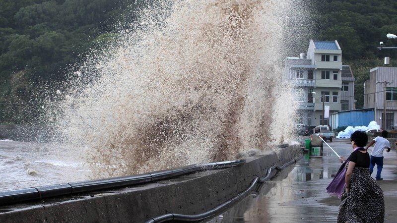Fotografija: Tajfun Maria, ki je v začetku meseca dosegel Tajvan, na otoku ni povzročil prevelike škode. Zaradi obilnih padavin so s poplavnih območij takrat evakuirali skoraj 3500 oseb. FOTO: China Stringer Network/Reuters