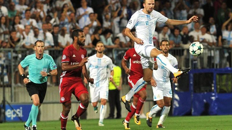 Fotografija: Rečane (v belih dresih) je v pohodu na ligo prvakov pred enim letom ustavil Olympiakos.
FOTO Reuters