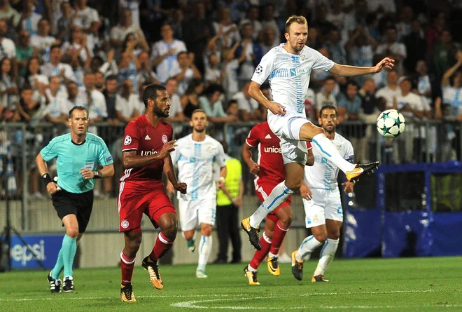 Rečane (v belih dresih) je v pohodu na ligo prvakov pred enim letom ustavil Olympiakos.<br />
FOTO Reuters