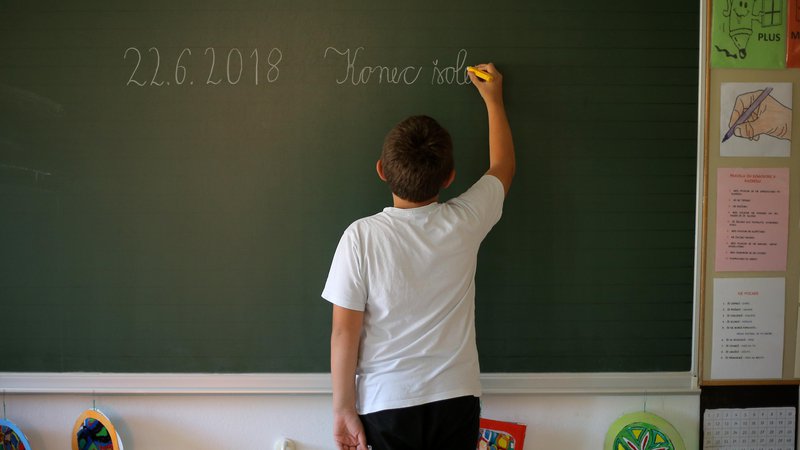 Fotografija: Kaos na trgu poglablja tudi socialne razlike na šolskih hodnikih. FOTO: Jože Suhadolnik/Delo