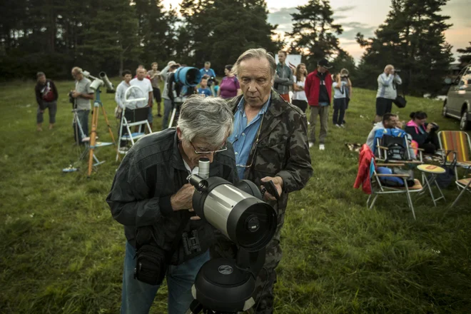 Opazovanje luninega mrka na Kureščku. FOTO: Voranc Vogel