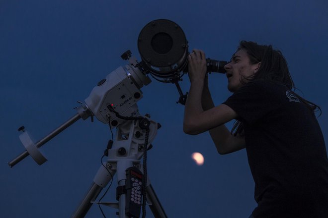 Teleskopi so razkrivali podrobnosti. FOTO: Voranc Vogel