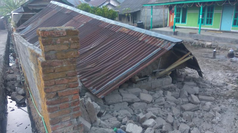 Fotografija: Žarišče potresa je bilo približno 47 kilometrov severovzhodno od otoške prestolnice Mataram na globini 24 kilometrov. FOTO: Reuters