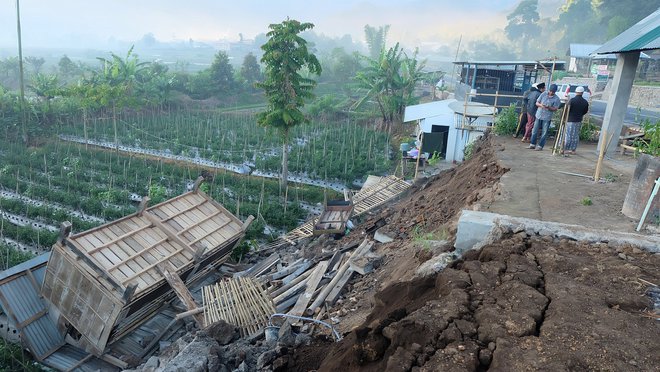 Potresu na med turisti priljubljenem otoku Lombok sta sledila še dva potresa in več kot 60 popotresnih sunkov. FOTO: Reuters