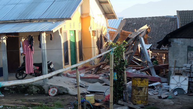 V potresu so bile tudi poškodovane številne zgradbe. FOTO: Reuters