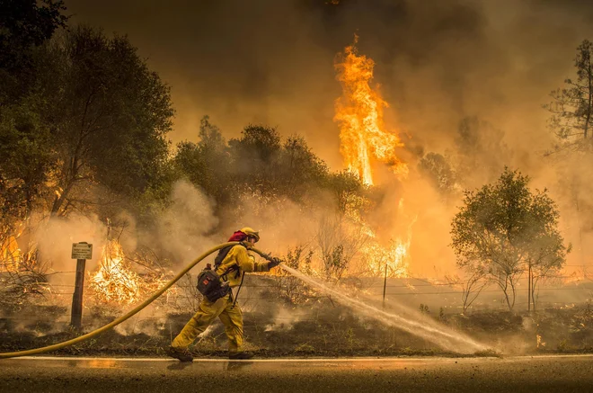 Z ognjeni zublji se bori približno 10.000 gasilcev. FOTO: AP