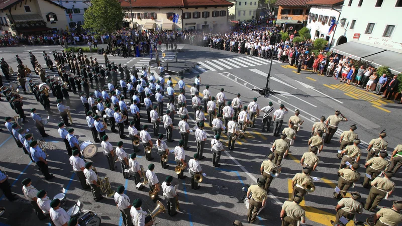 Fotografija: Kobariški trg bo spet prizorišče glasbene prireditve v obeleževanju obletnic konca prve svetovne vojne. Foto Tomi Lombar/Delo