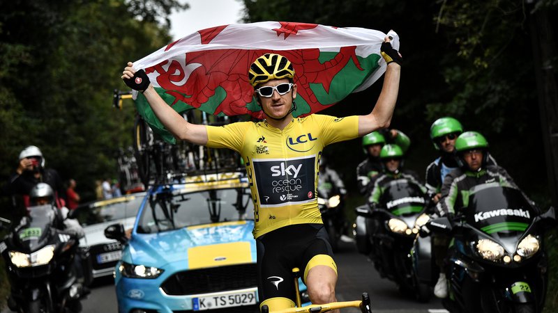 Fotografija: Geraint Thomas je visoko v zrak dvignil valižansko zastavo. Z zmago na Touru je dosegel največjo lovoriko v karieri. FOTO: Reuters