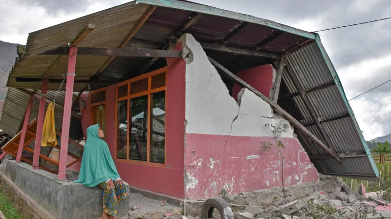 Fotografija: Porušenih je več tisoč domov, zato so mnogi Indonezijci v trenutku postali brezdomci. FOTO: Reuters