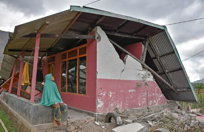 Porušenih je več tisoč domov, zato so mnogi Indonezijci v trenutku postali brezdomci. FOTO: Reuters