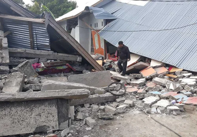 Močen potres z magnitudo 6,4 je imel epicenter nedaleč od gore. FOTO: AP