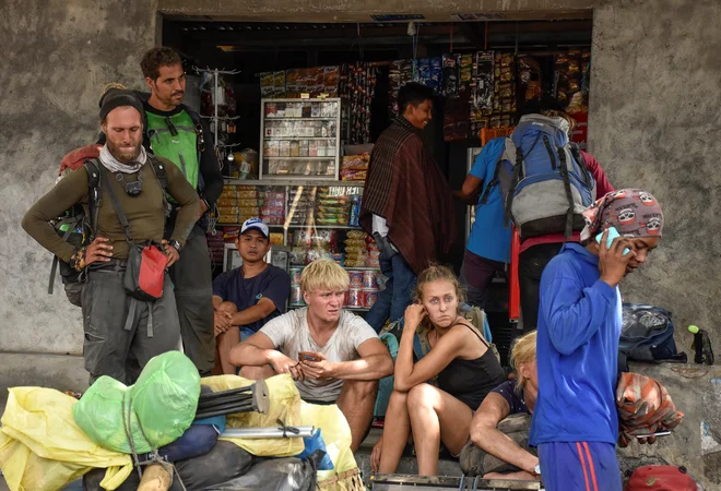 Okoli 500 pohodnikov so že uspešno rešili. FOTO: Reuters