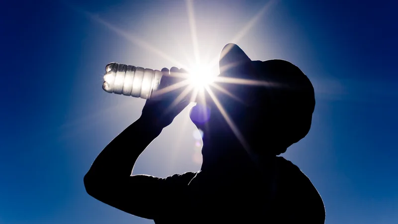 Fotografija: V vročini se boste učinkoviti ohladili tudi, če boste popili veliko vode. Foto: Shutterstock