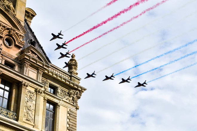 The French national air display team Patrouille de France perform during the 21st and last stage of the 105th edition of the Tour de France cycling race between Houilles and Paris Champs-Elysees, on July 29, 2018. / AFP PHOTO / GERARD JULIEN Foto Gerard J