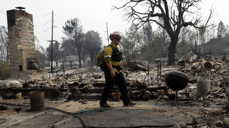 Fotografija: Požar Carr, ki divja v bližini kalifornijskega mesta Redding, je uničil približno 500 domov. FOTO: Marcio Jose Sanchez/AP