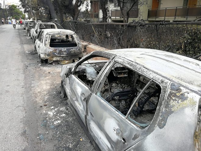 Pogoreli avtomobili v letovišču Mati FOTO: Reuters