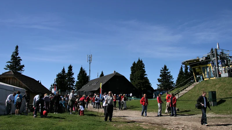 Fotografija: Turisti na Planji pod vrhom Rogle. FOTO: Brane Piano