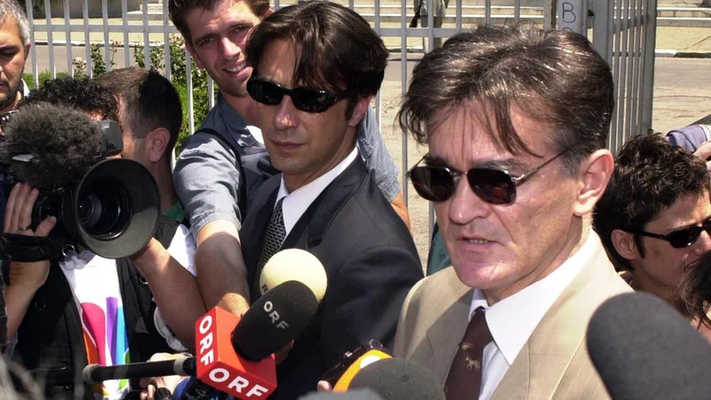 Fotografija: Dragoslav Ognjanović leta 2001 ob prihodu iz zapora, kjer je obiskal Slobodana Miloševića. FOTO: Darko Vojinović/AP