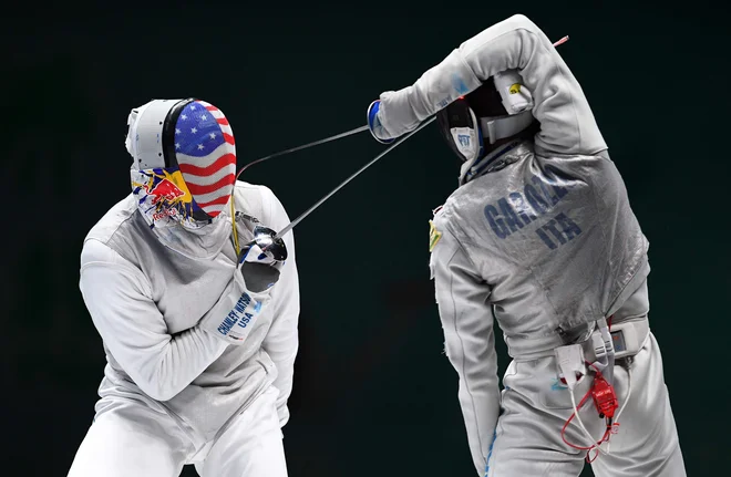 V kitajskem mestu Wuxi poteka svetovno prvenstvo v sabljanju. V finalu sta se pomerila Američan Miles Chamley-Watson in Italijan Daniele Garozzo. Foto Johannes Eisele Afp