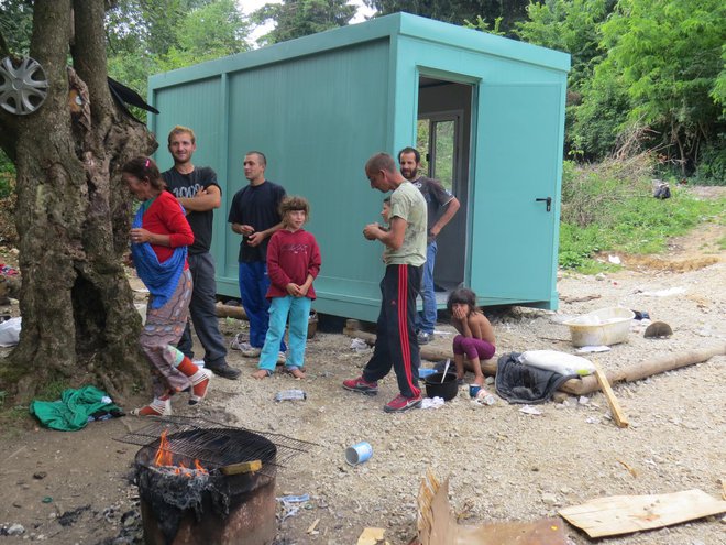 Romi živijo tudi v bivalnih zabojnikih brez vode in elektrike. FOTO: Bojan Rajšek/Delo