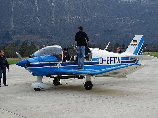 Pilot je umrl med strmoglavljenjem letala Robin DR400. FOTO: Letališče Bovec