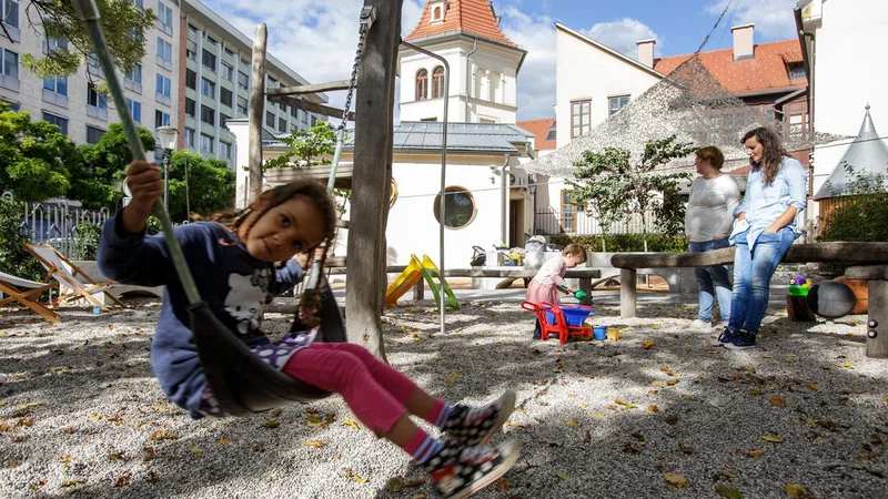Fotografija: Zavod Mala ulica je za vstop na zunanje igrišče v središču Ljubljane začel pobirati vstopnino, kar je nekatere Ljubljančane razjezilo. FOTO: Javni zavod Mala Ulica