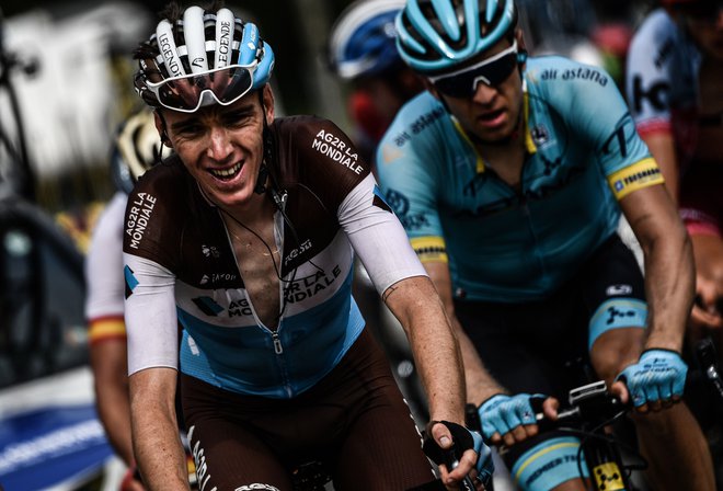 Romain Bardet (levo) je zadnja leta veliki up francoskega kolesarstva, a doslej še ni pokazal dovolj moči, da bi lahko bil najboljši na Touru. Foto Jeff Pachoud/Afp