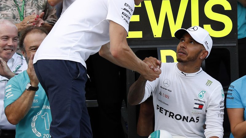 Fotografija: Mercedesova dirkača Valtteri Bottas (levo) in Lewis Hamilton zelo spoštujeta drug drugega. FOTO: AP
