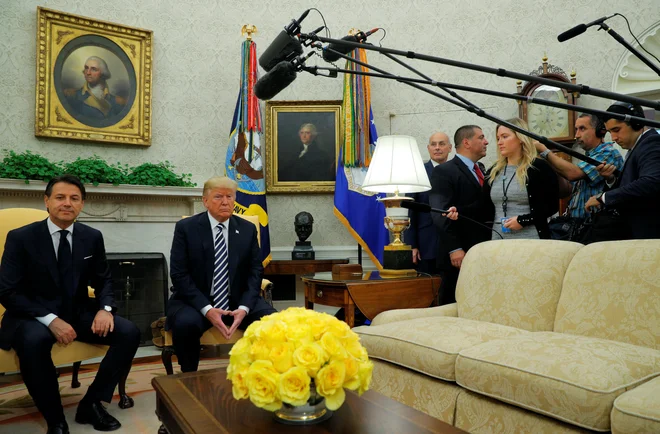 Trump je sprejel Conteja, ki je edini podprl njegovo idejo, da bi v klub najrazvitejših držav ponovno spustili Rusijo.&nbsp;FOTO: Brian Snyder/Reuters