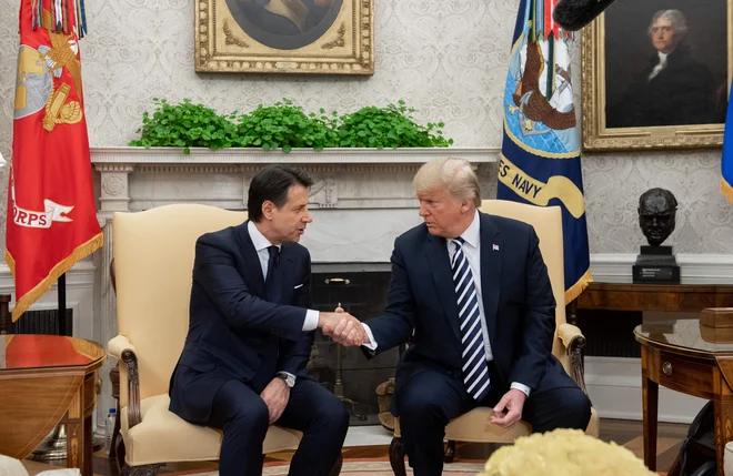 Trump je Conteja označil za človeka, ki opravlja fantastično delo. FOTO: Saul Loeb/AFP