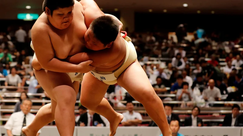 Fotografija: Japonski osnovnošolci so se pomerili na turnirju sumobrobe v Tokiu. FOTO: Kim Kjunghun/Reuters