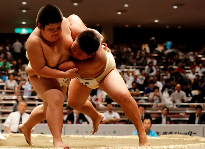 Japonski osnovnošolci so se pomerili na turnirju sumobrobe v Tokiu. FOTO: Kim Kjunghun/Reuters