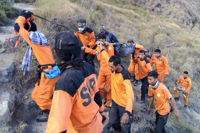Z indonezijskega vulkana Rinjani na otoku Lombok so uspešno na varno v dolino prepeljali več kot 500 pohodnikov, ki so po nedeljskem potresu ostali ujeti na gori. FOTO: AFP