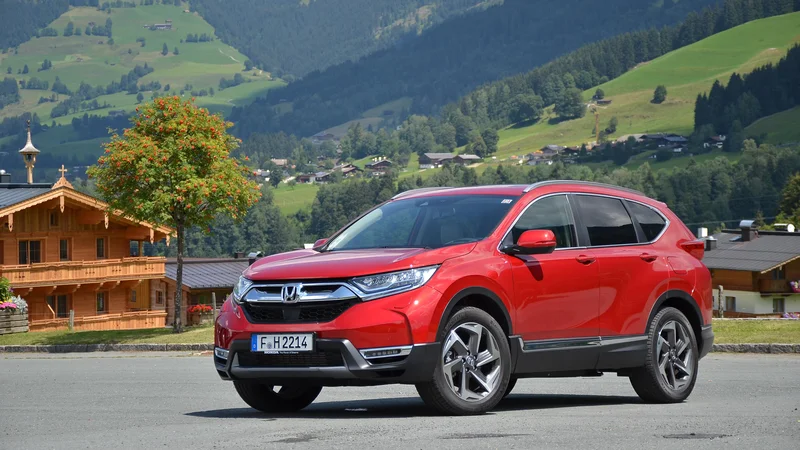 Fotografija: Honda CR-V je športni terenec z zelo bogato zgodovino. Zdaj jo nadaljuje v deloma znanem slogu, a brez dizelskega motorja. FOTO: Gašper Boncelj