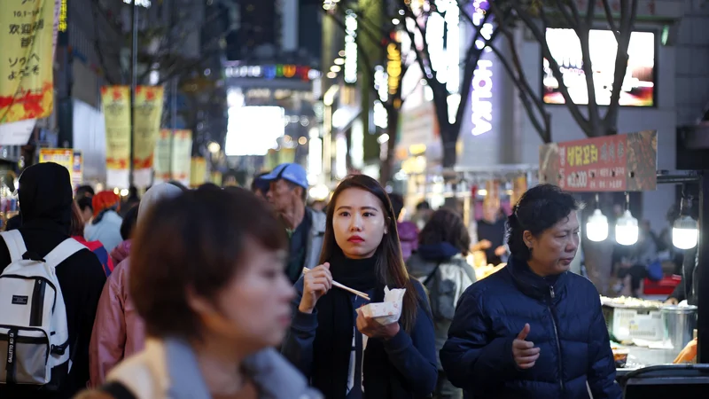 Fotografija: Od mlajše genervacije se v Južni Koreji pričakuje, da bo skrbela za ostarele starše. FOTO: Matej Družnik