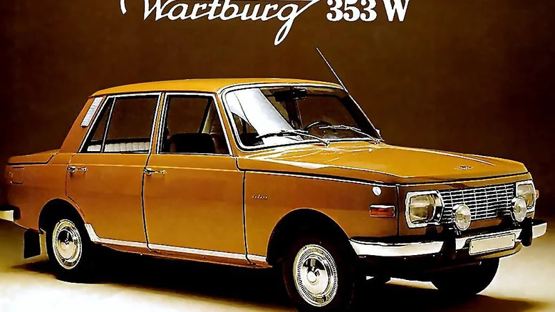Fotografija: Wartburg 353 je, čeprav škatlaste oblike in tehnično zastarel, v svojem času spadal med imenitnejša prevozna sredstva realsocialistične tovarišije delavcev in kmetov. FOTO: Wartburg