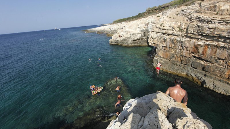 Fotografija: Ob celotni hrvaški obali veljajo podobna opozorila, temperature bodo morda stopinjo ali dve nižje, kot so napovedane za Istro. FOTO: Mavric Pivk/delo