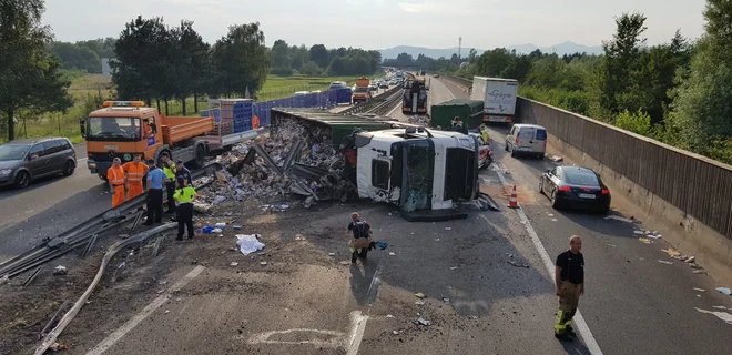 V času razsutja tovora sta iz smeri Barja proti Rudniku po desnem prometnem pasu pripeljala 38-letni voznik tovornega vozila in 66-letna voznica osebnega vozila, razsuti tovor pa je poškodoval obe vozili. FOTO: Gasilska Brigada Ljubljana