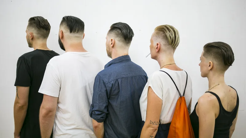 Fotografija: Za ponedeljkov uvod v Fotopub se je peterica sodelujočih predstavila v prazni galeriji. Povezalo jih je reproduciranje iste pričeske. FOTO: Janez Klenovšek