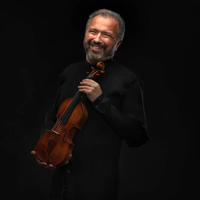 V vlogi solista in koncertnega mojstra se bo predstavil vsestranski violinist Dimitrij Sitkovecki. Foto: John Walsh