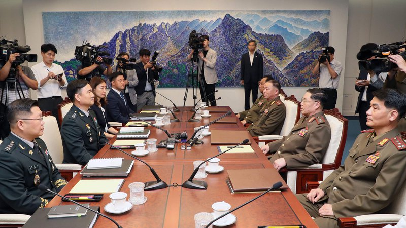 Fotografija: Severno- in južnokorejski generali med razpravo v Panmundžomu o zmanjšanju napetosti na obmejnem območju. FOTO: AFP