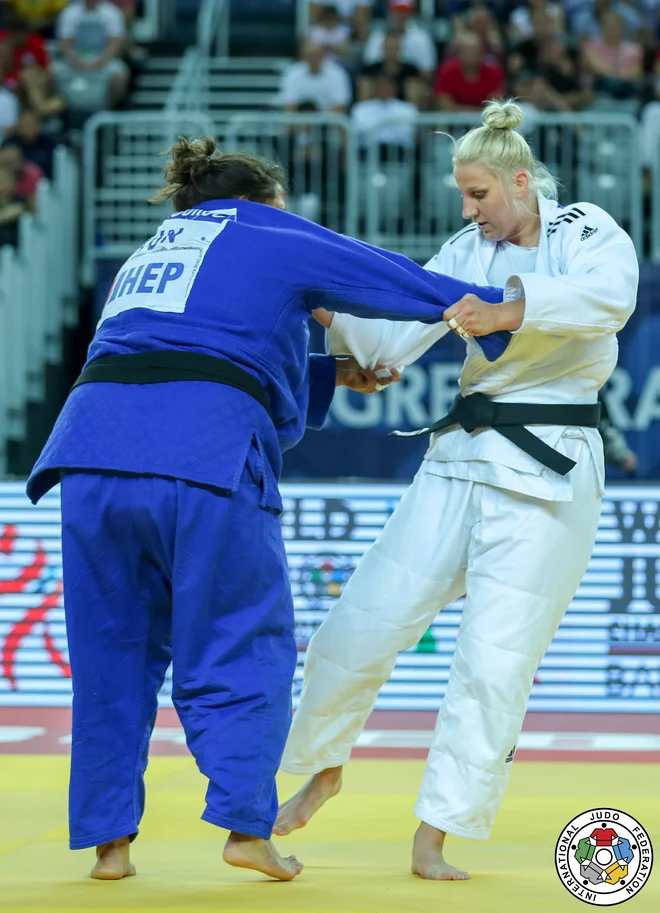 Ana Velenšek (desno) je v finalu turnirja za veliko nagrado v Zagrebu prisilila k vdaji kar 50 kilogramov težjo Tunizijko Nihel Cheikh Rouhou. FOTO: Marina Mayorova/IJF