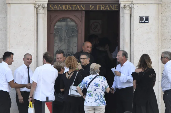 Žalujoči po maši. FOTO: Ante Čizmić/CROPIX